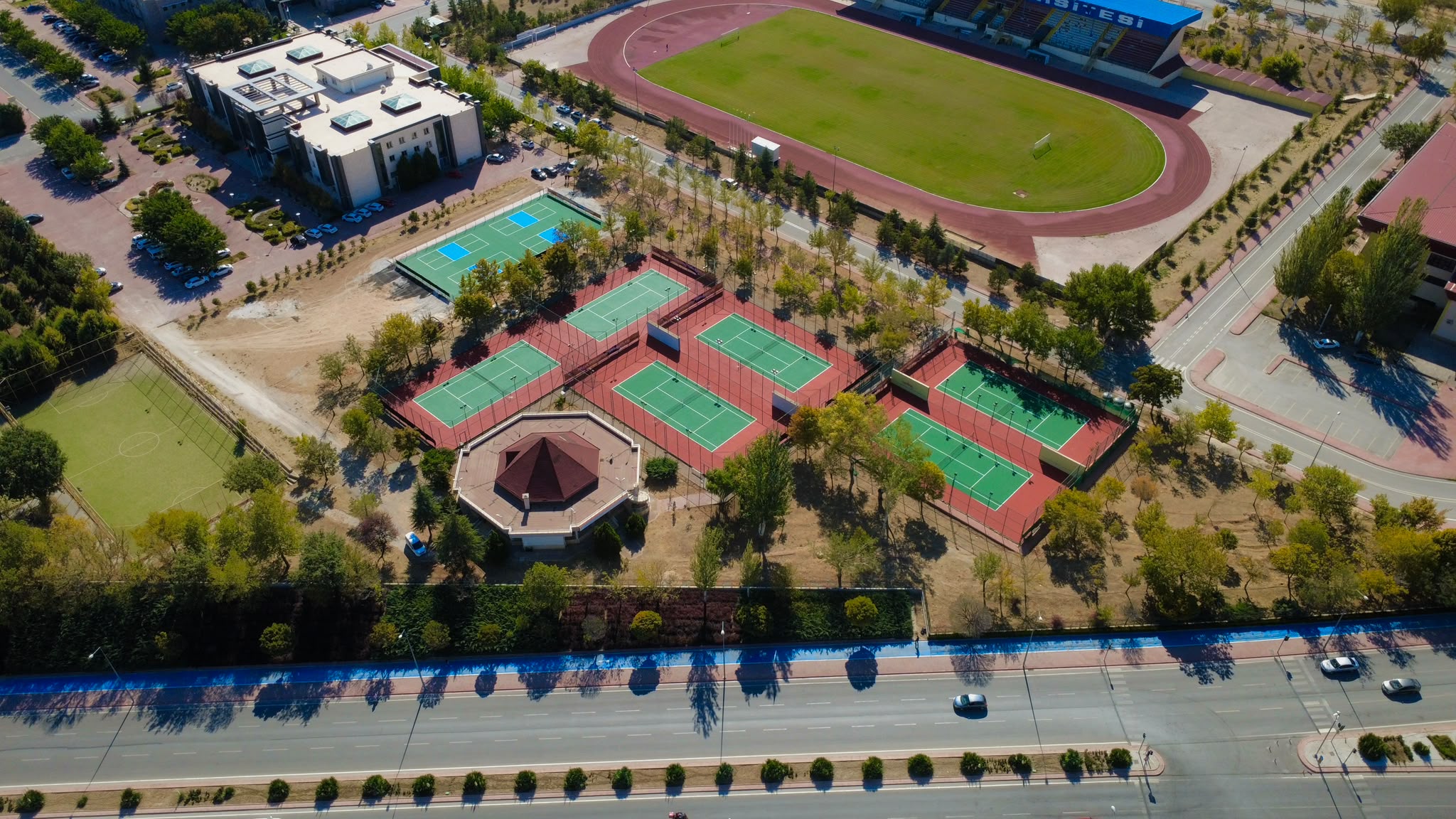 SELÇUK ÜNiVERSiTESi — 6 TENiS & 4 PICKLEBALL KORTU